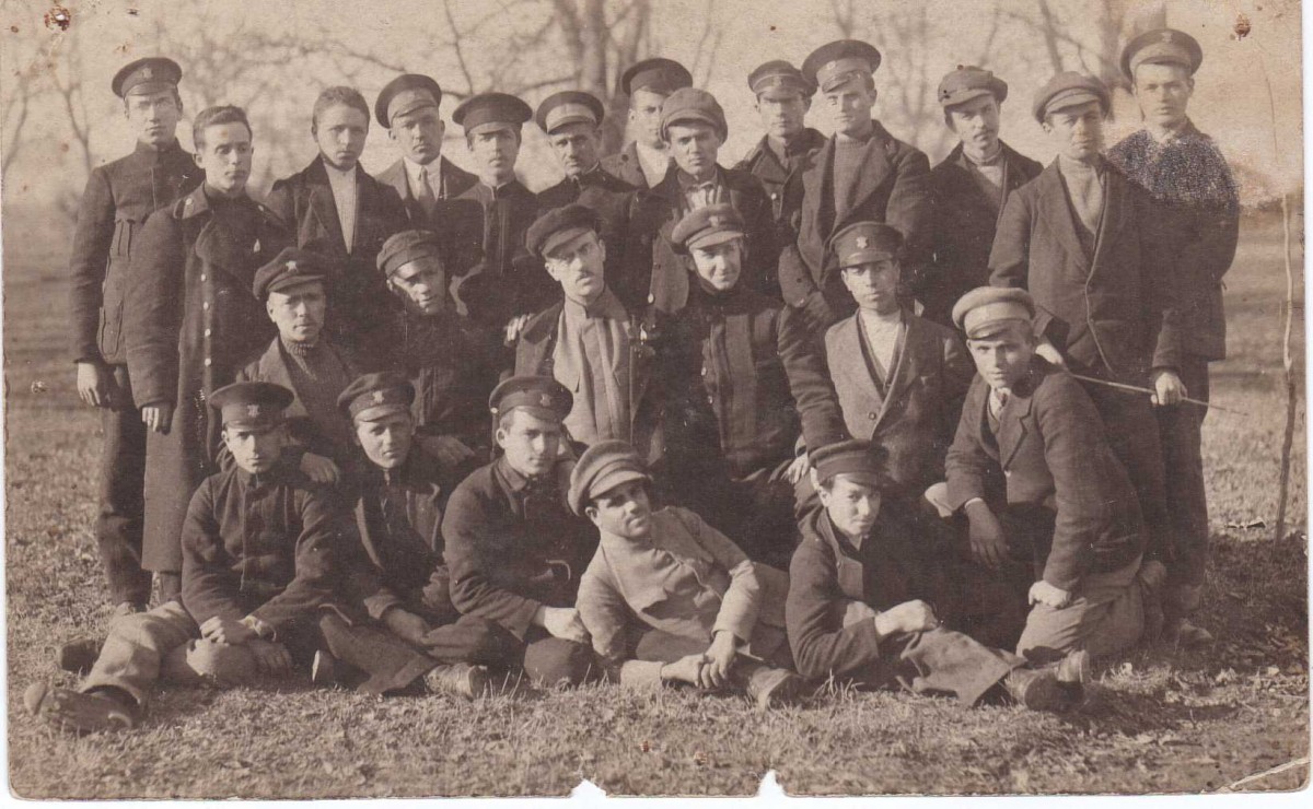 Снимки на учителя Тодор Павлов и учениците му. Казанлък, 1920-21 г.