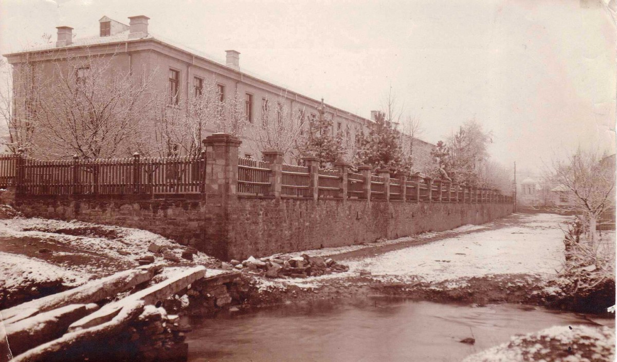 Снимки на  Аптриловската гимназия в Габрово, 1912 и 1923 г.