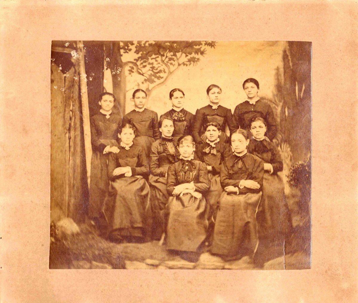 Снимка на ученички от Народната Габровска девическа гимназия, 1887 г.